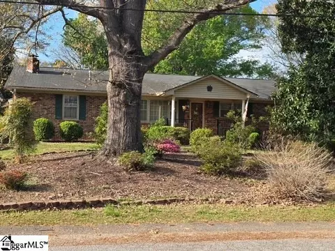 9 Woodleigh Dr, Taylors, SC 29687
