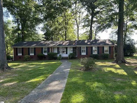 507 Chestnut St, Clinton, SC 29325