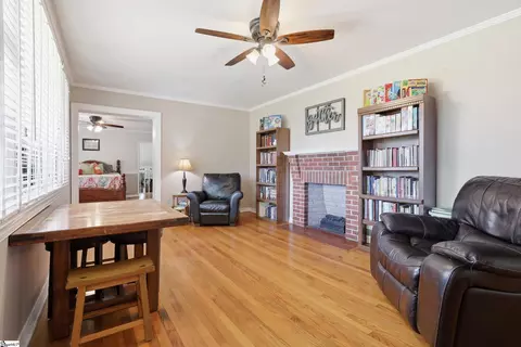 Living - 520 S Spring St, Walhalla, SC 29691 photo 2 of 3