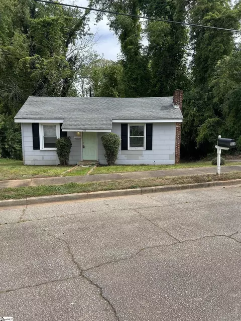 584 Wildwood Dr, Spartanburg, SC 29306