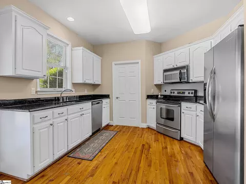 Kitchen - 130 Darmondale Dr, Moore, SC 29369 photo 2 of 4