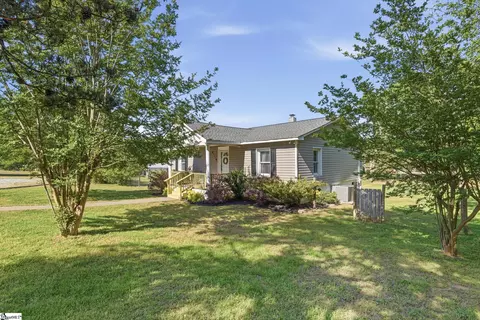 335 Guernsey Ln, Spartanburg, SC 29306