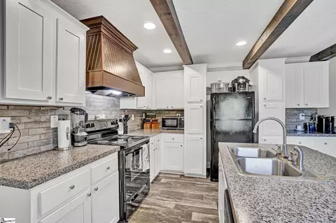 Kitchen - 121 Pendleton Woods Cir, Central, SC 29630 photo 2 of 7