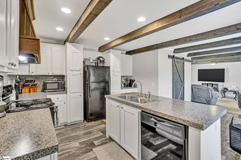 Kitchen - 121 Pendleton Woods Cir, Central, SC 29630 photo 6 of 7