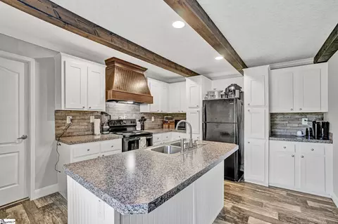 Kitchen - 121 Pendleton Woods Cir, Central, SC 29630 photo 7 of 7
