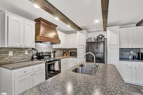 Kitchen - 121 Pendleton Woods Cir, Central, SC 29630 photo 5 of 7