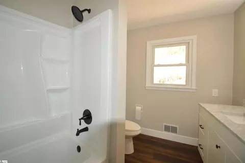Bath - 191 Flat Rock Hill Rd, Tryon, NC 28782 photo 2 of 4