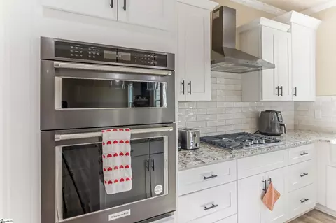 Kitchen - 140 Lauden Dr, Moore, SC 29369 photo 4 of 5