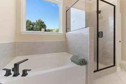 Bath - 140 Lauden Dr, Moore, SC 29369 photo 3 of 9