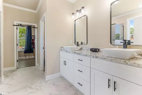 Bath - 140 Lauden Dr, Moore, SC 29369 photo 2 of 9