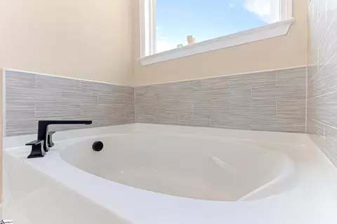 Bath - 140 Lauden Dr, Moore, SC 29369 photo 5 of 9