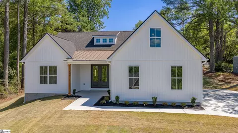 323 Wall St, Campobello, SC 29322
