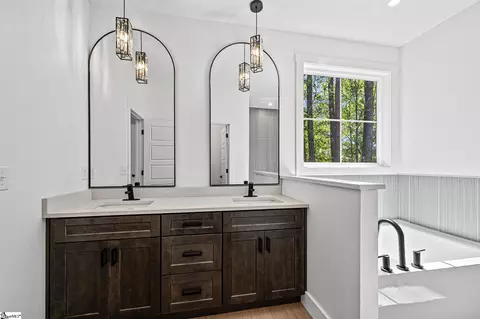 Bath - 329 Wall St, Campobello, SC 29322 photo 1 of 3