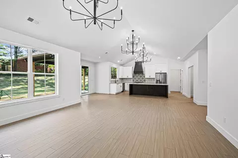 Living - 329 Wall St, Campobello, SC 29322 photo 2 of 3