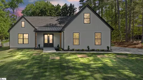 329 Wall St, Campobello, SC 29322