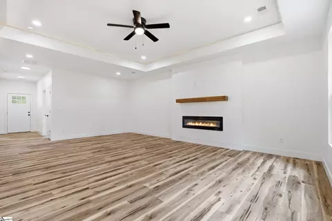 Living - 206 Kendrick St, Greer, SC 29651 photo 2 of 4