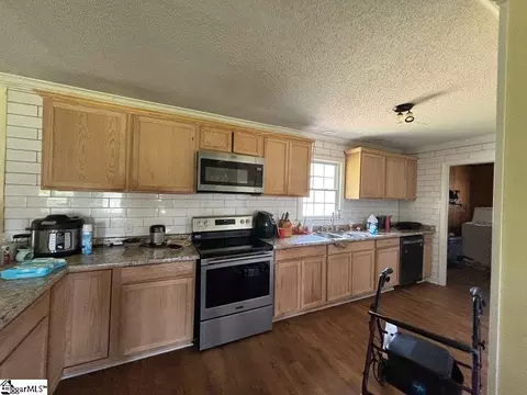 Kitchen - 927 Cardinal Dr, Easley, SC 29642 photo 3 of 4