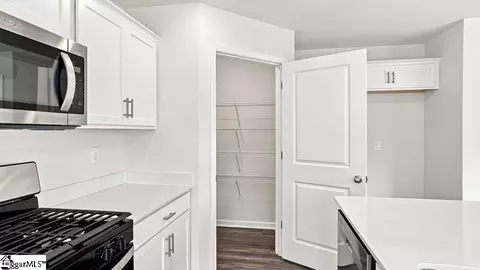 Kitchen - 136 Lazzon Rd, Moore, SC 29369 photo 6 of 7