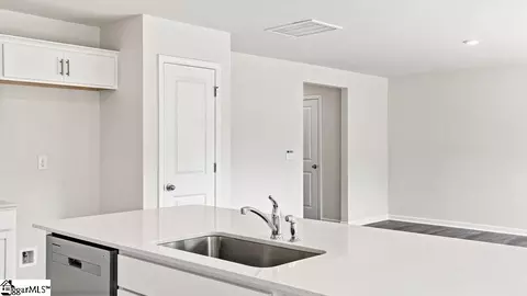 Kitchen - 136 Lazzon Rd, Moore, SC 29369 photo 5 of 7