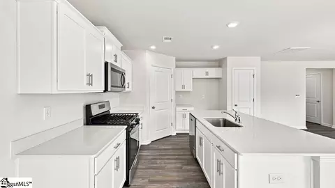 Kitchen - 136 Lazzon Rd, Moore, SC 29369 photo 3 of 7