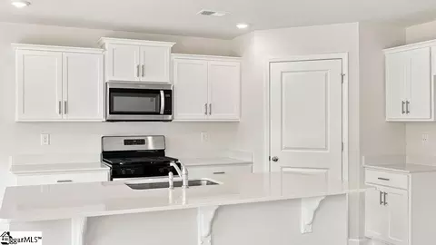 Kitchen - 136 Lazzon Rd, Moore, SC 29369 photo 2 of 7