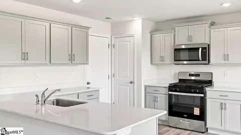 Kitchen - 135 Lazzon Rd, Moore, SC 29369 photo 2 of 5