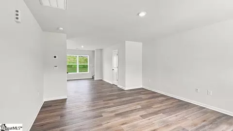 Living - 135 Lazzon Rd, Moore, SC 29369 photo 1 of 3