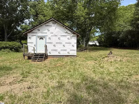 318 Cora St, Laurens, SC 29360