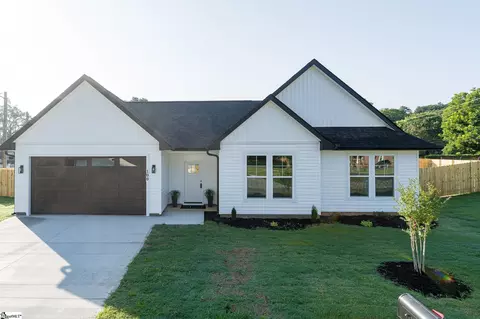 100 Cottage St, Wellford, SC 29385