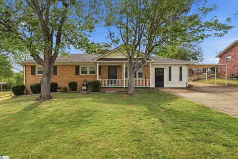8 Woodridge Dr, Greenville, SC 29611