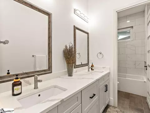 Bath - 2340 Runion Rd, Inman, SC 29349 photo 4 of 8