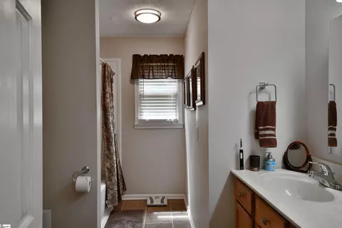 Bath - 208 Sheffield Ct, Easley, SC 29642 photo 4 of 5