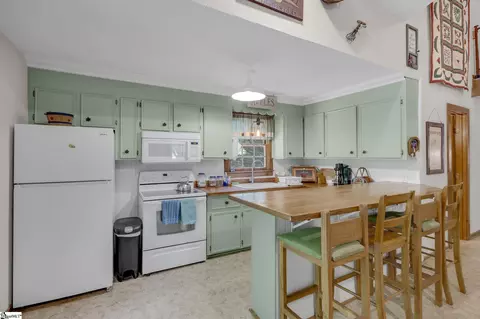 Kitchen - 437 435 West Gate Rd, Pickens, SC 29671 photo 2 of 4