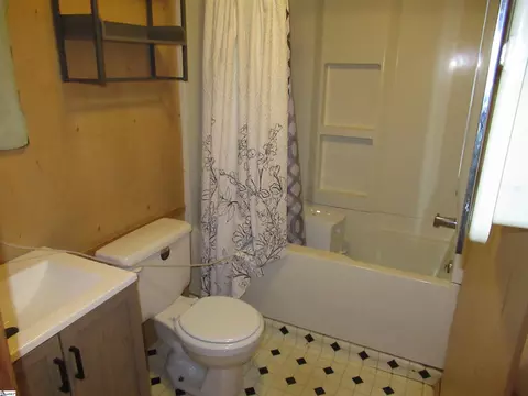Bath - 437 435 West Gate Rd, Pickens, SC 29671 photo 4 of 5