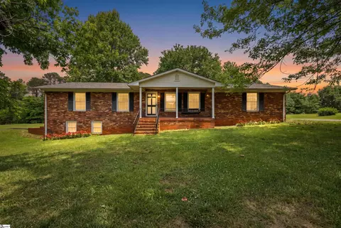 631 Riveroak Cir, Inman, SC 29349