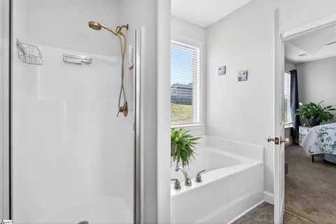Bath - 541 Chantry Ln, Moore, SC 29369 photo 2 of 3