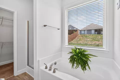 Bath - 541 Chantry Ln, Moore, SC 29369 photo 1 of 3