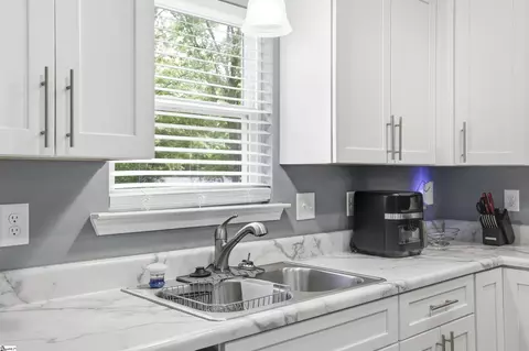 Kitchen - 1020 Scott Rd, Anderson, SC 29621 photo 3 of 5