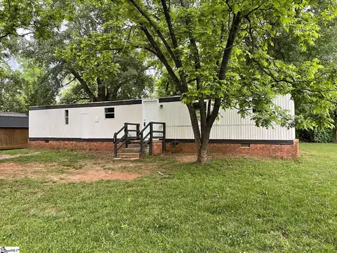 103 Millbank Rd, Wellford, SC 29385