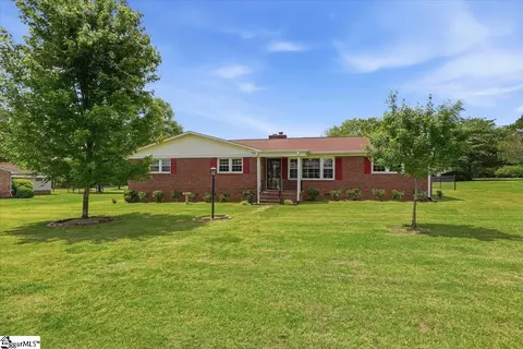 18 Fairlane Dr, Mauldin, SC 29662