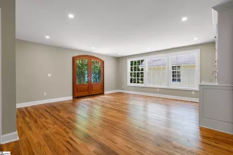 Living - 206 S Adair St, Clinton, SC 29325 photo 2 of 6