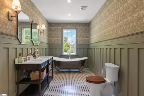 Bath - 206 S Adair St, Clinton, SC 29325 photo 1 of 7