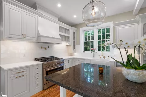 Kitchen - 206 S Adair St, Clinton, SC 29325 photo 4 of 9