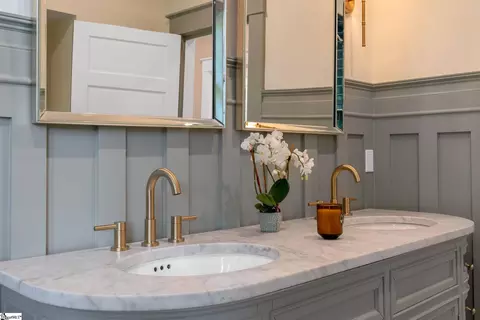 Bath - 206 S Adair St, Clinton, SC 29325 photo 7 of 7
