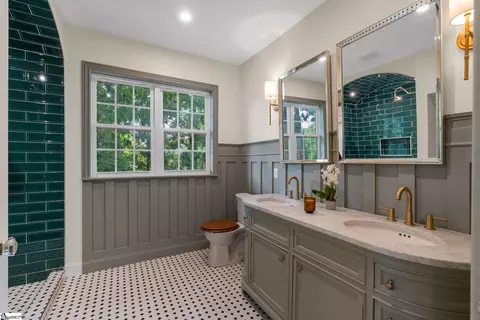 Bath - 206 S Adair St, Clinton, SC 29325 photo 5 of 7