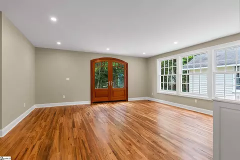 Living - 206 S Adair St, Clinton, SC 29325 photo 3 of 6