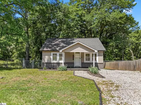 106 Delaware St, Chesnee, SC 29323