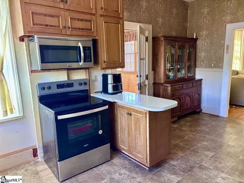 Kitchen - 400 E Buford St, Gaffney, SC 29340 photo 6 of 8