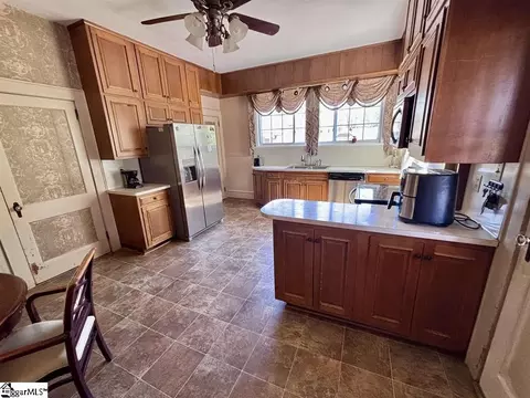 Kitchen - 400 E Buford St, Gaffney, SC 29340 photo 4 of 8