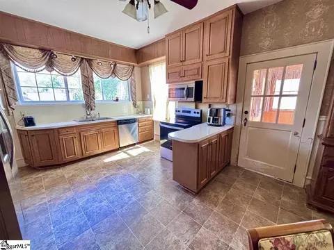 Kitchen - 400 E Buford St, Gaffney, SC 29340 photo 5 of 8